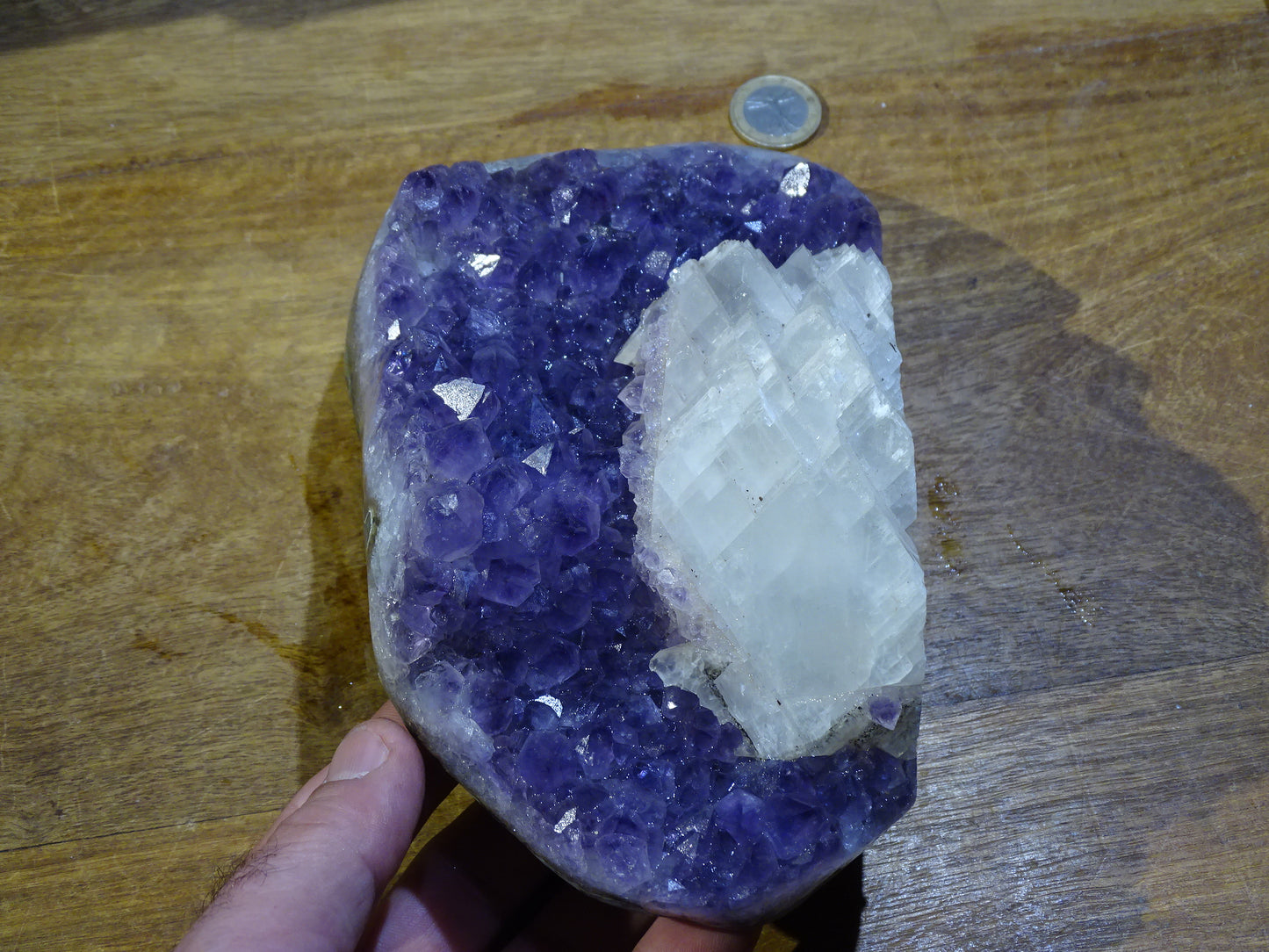 Druse en améthyste avec cristaux de calcite, 2270 grammes, 200 x 120 x 100 millimètres. Superbe qualité AA, en provenance du Brésil. parfait pour vos collections, expositions...