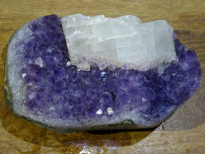 Druse en améthyste avec cristaux de calcite, 2270 grammes, 200 x 120 x 100 millimètres. Superbe qualité AA, en provenance du Brésil. parfait pour vos collections, expositions...