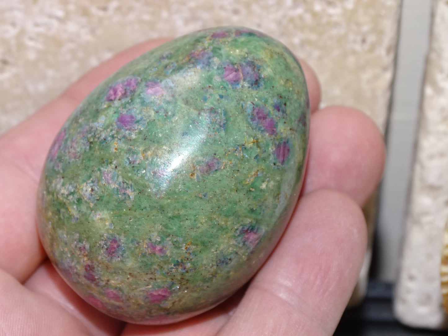 Oeuf en rubis fuchsite de 60 millimètres de hauteur x 4,8 mm de diamètre - 323 grammes. Très belle qualité, parfait pour une collection !