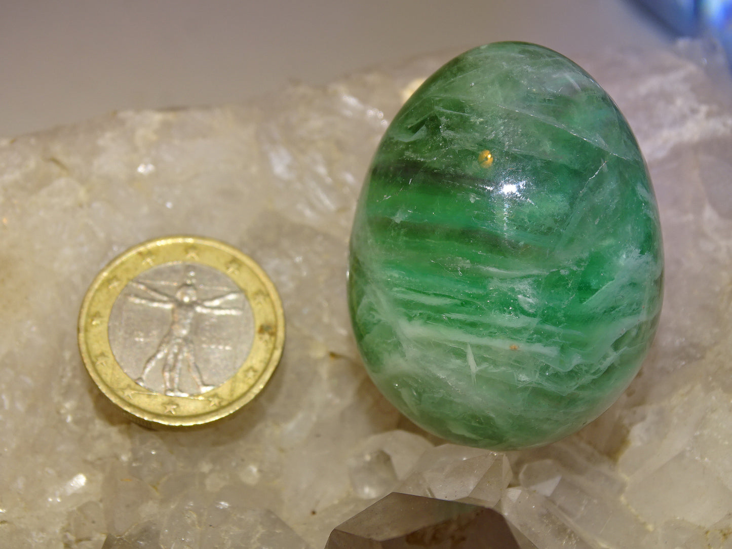 Oeuf en Fluorite de 45 millimètres x 35 mm de diamètre - 85 grammes. Très belle qualité, parfait pour une collection !