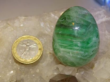 Oeuf en Fluorite de 45 millimètres x 35 mm de diamètre - 85 grammes. Très belle qualité, parfait pour une collection !