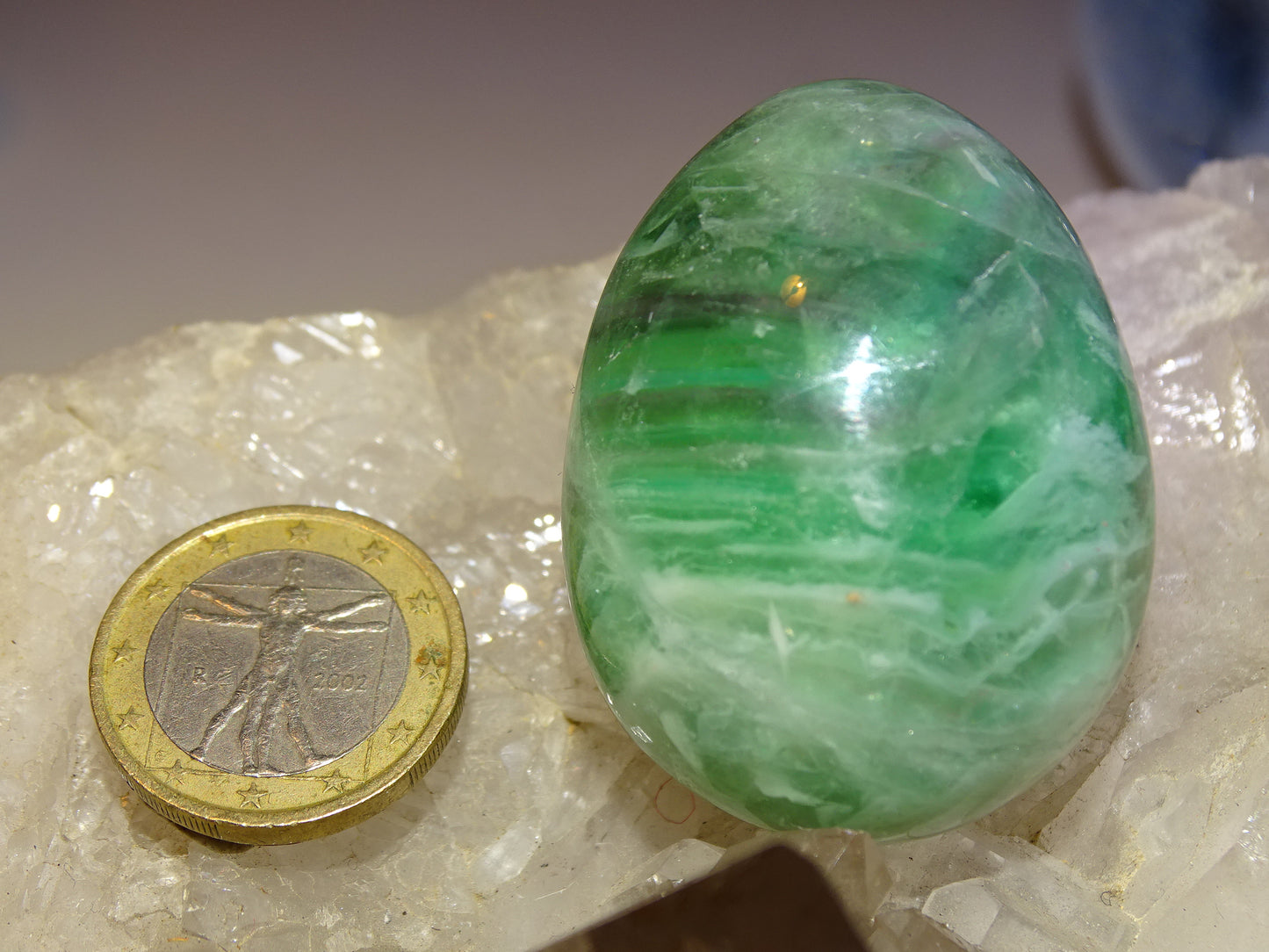 Oeuf en Fluorite de 45 millimètres x 35 mm de diamètre - 85 grammes. Très belle qualité, parfait pour une collection !