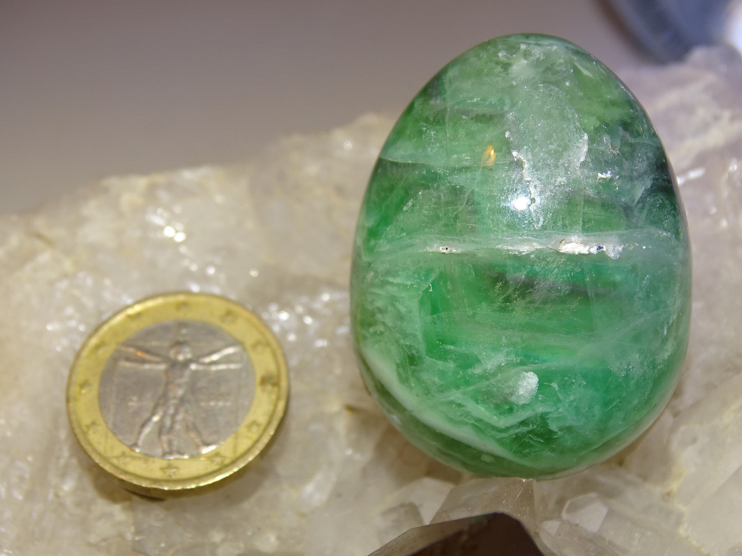 Oeuf en Fluorite de 45 millimètres x 35 mm de diamètre - 85 grammes. Très belle qualité, parfait pour une collection !