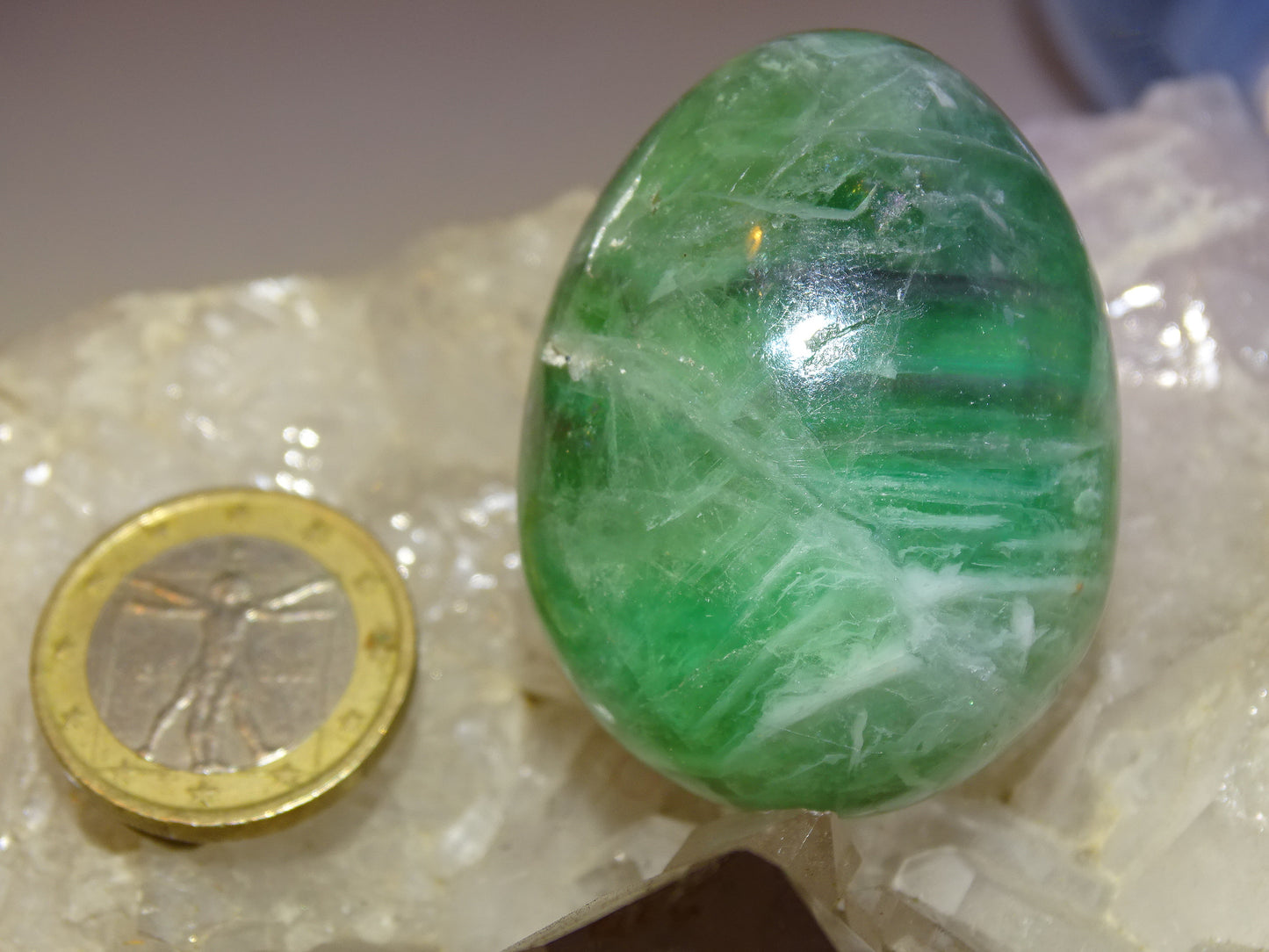 Oeuf en Fluorite de 45 millimètres x 35 mm de diamètre - 85 grammes. Très belle qualité, parfait pour une collection !
