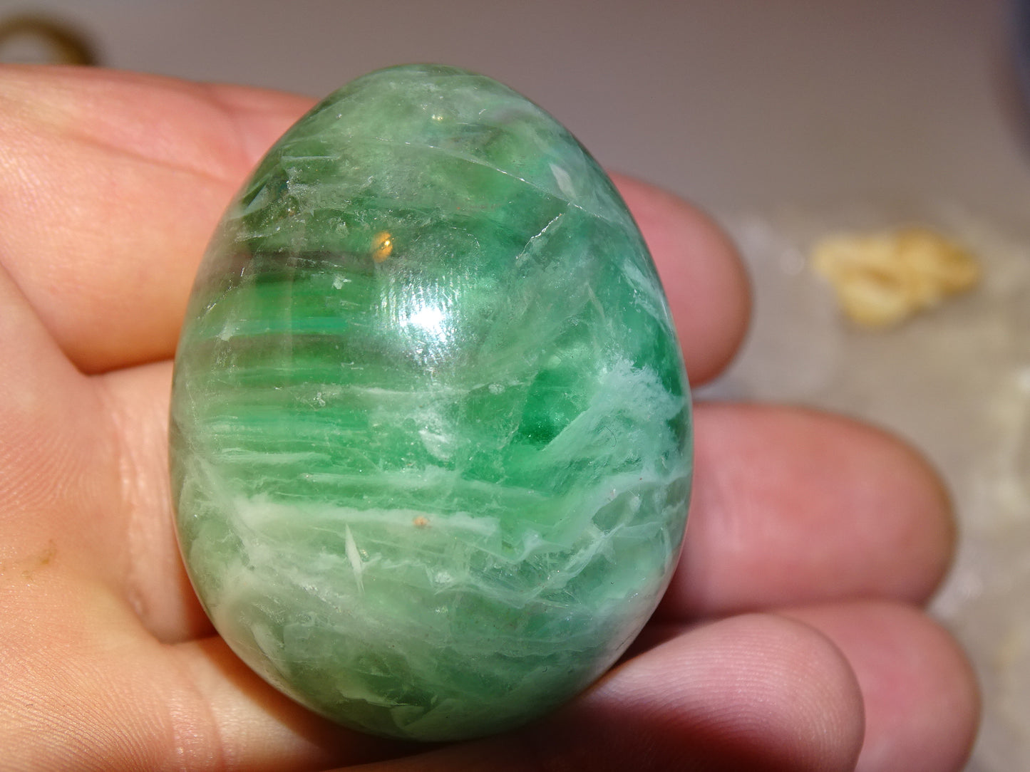 Oeuf en Fluorite de 45 millimètres x 35 mm de diamètre - 85 grammes. Très belle qualité, parfait pour une collection !