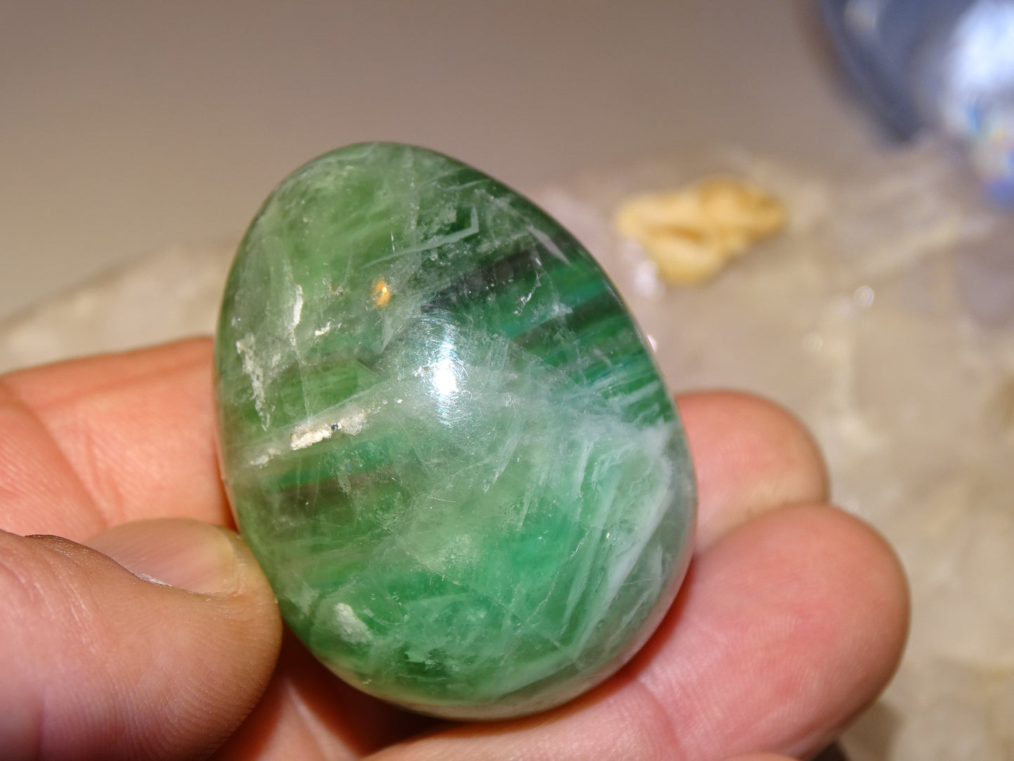Oeuf en Fluorite de 45 millimètres x 35 mm de diamètre - 85 grammes. Très belle qualité, parfait pour une collection !