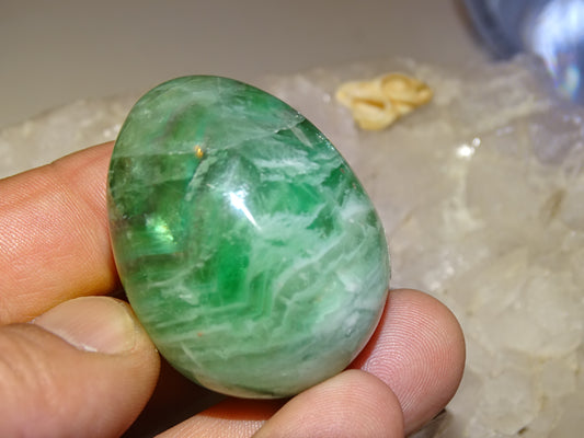 Oeuf en Fluorite de 45 millimètres x 35 mm de diamètre - 85 grammes. Très belle qualité, parfait pour une collection !