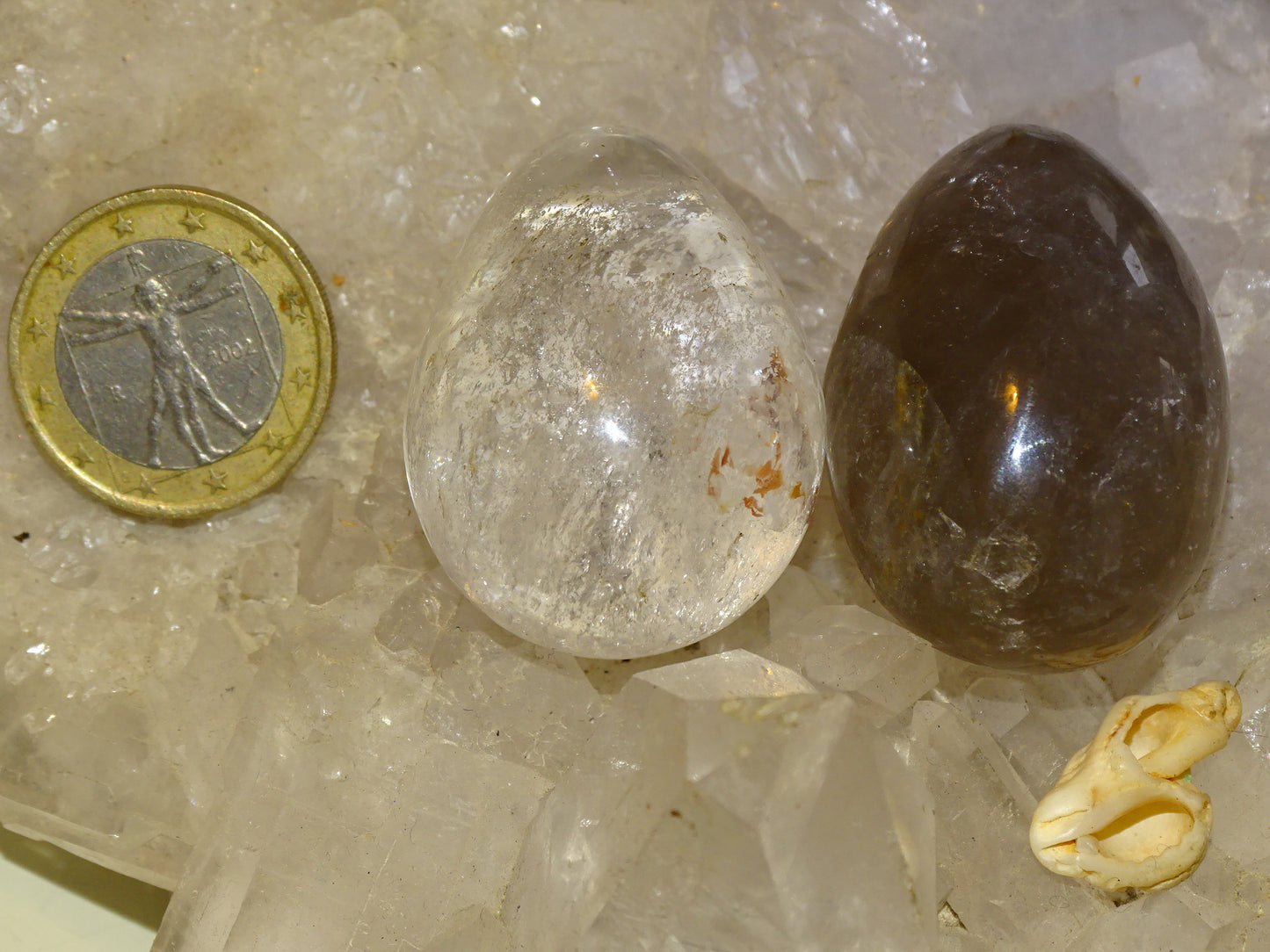 Oeuf en cristal de roche et en cristal/ quartz fumé, modèles au choix, de 38 millimètres de hauteur x 29 mm de diamètre, poids 40 grammes. Très belle qualité, parfait pour une collection !