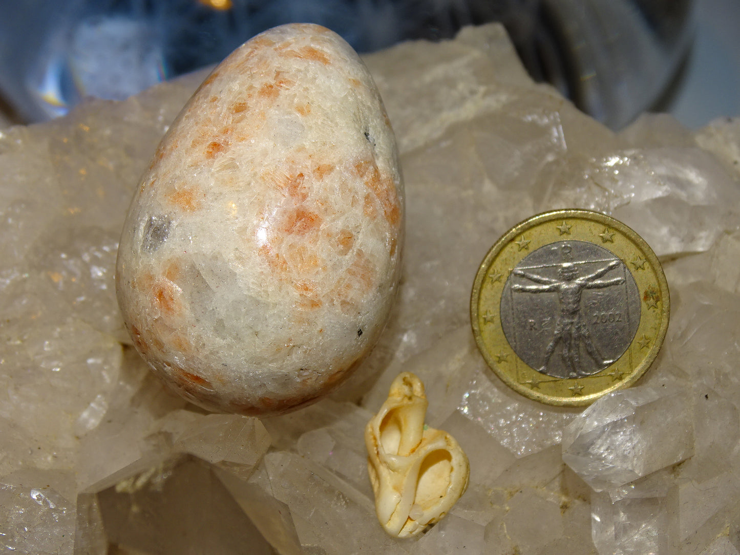 Oeuf en pierre du soleil, 2 tailles au choix de 38 et 65 millimètres de hauteur x 32 et 48 millimètres de diamètre, poids 63 et 197 grammes. Très belle qualité, parfait pour une collection !