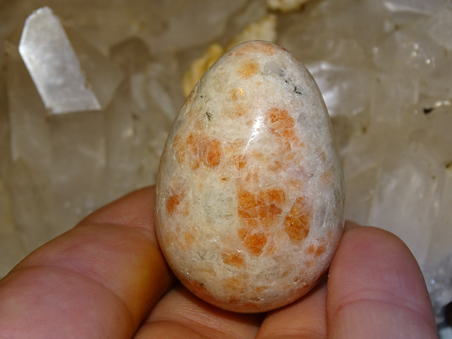 Oeuf en pierre du soleil, 2 tailles au choix de 38 et 65 millimètres de hauteur x 32 et 48 millimètres de diamètre, poids 63 et 197 grammes. Très belle qualité, parfait pour une collection !