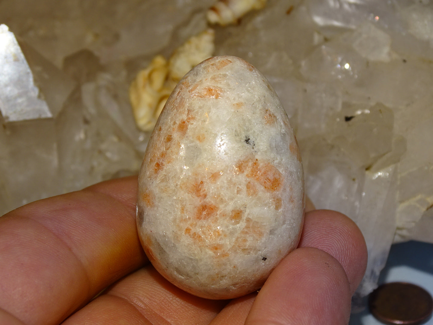 Oeuf en pierre du soleil, 2 tailles au choix de 38 et 65 millimètres de hauteur x 32 et 48 millimètres de diamètre, poids 63 et 197 grammes. Très belle qualité, parfait pour une collection !
