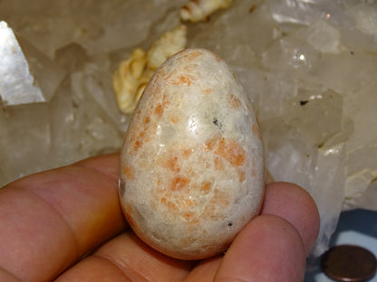 Oeuf en pierre du soleil, 2 tailles au choix de 38 et 65 millimètres de hauteur x 32 et 48 millimètres de diamètre, poids 63 et 197 grammes. Très belle qualité, parfait pour une collection !