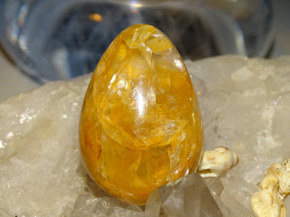 Oeuf en Calcite 'miel', de 52 millimètres de hauteur x 36 mm de diamètre, poids 87 grammes. Très belle qualité, parfait pour une collection !