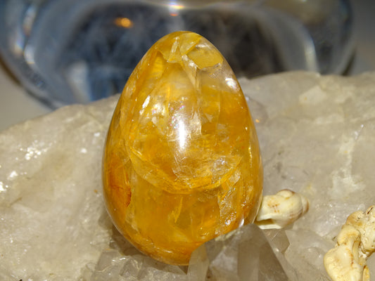 Oeuf en Calcite 'miel', de 52 millimètres de hauteur x 36 mm de diamètre, poids 87 grammes. Très belle qualité, parfait pour une collection !