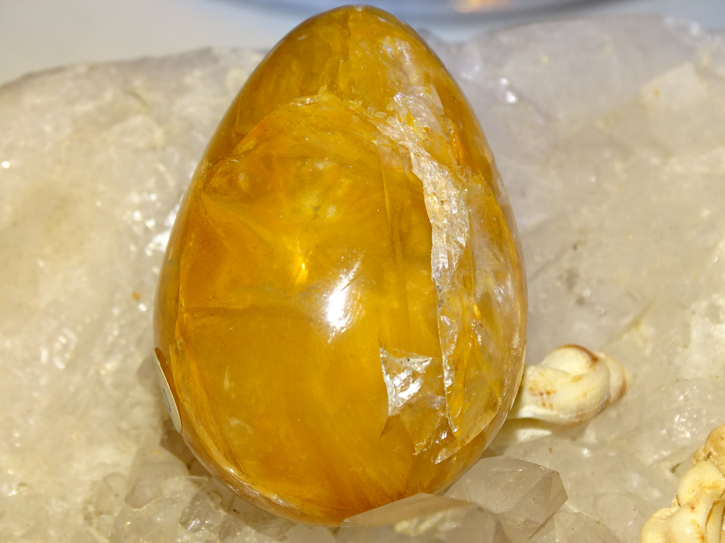 Oeuf en Calcite 'miel', de 52 millimètres de hauteur x 36 mm de diamètre, poids 87 grammes. Très belle qualité, parfait pour une collection !