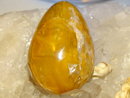 Oeuf en Calcite 'miel', de 52 millimètres de hauteur x 36 mm de diamètre, poids 87 grammes. Très belle qualité, parfait pour une collection !