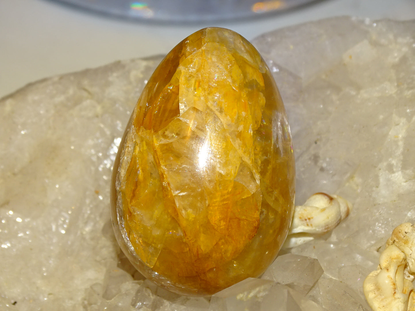 Oeuf en Calcite 'miel', de 52 millimètres de hauteur x 36 mm de diamètre, poids 87 grammes. Très belle qualité, parfait pour une collection !