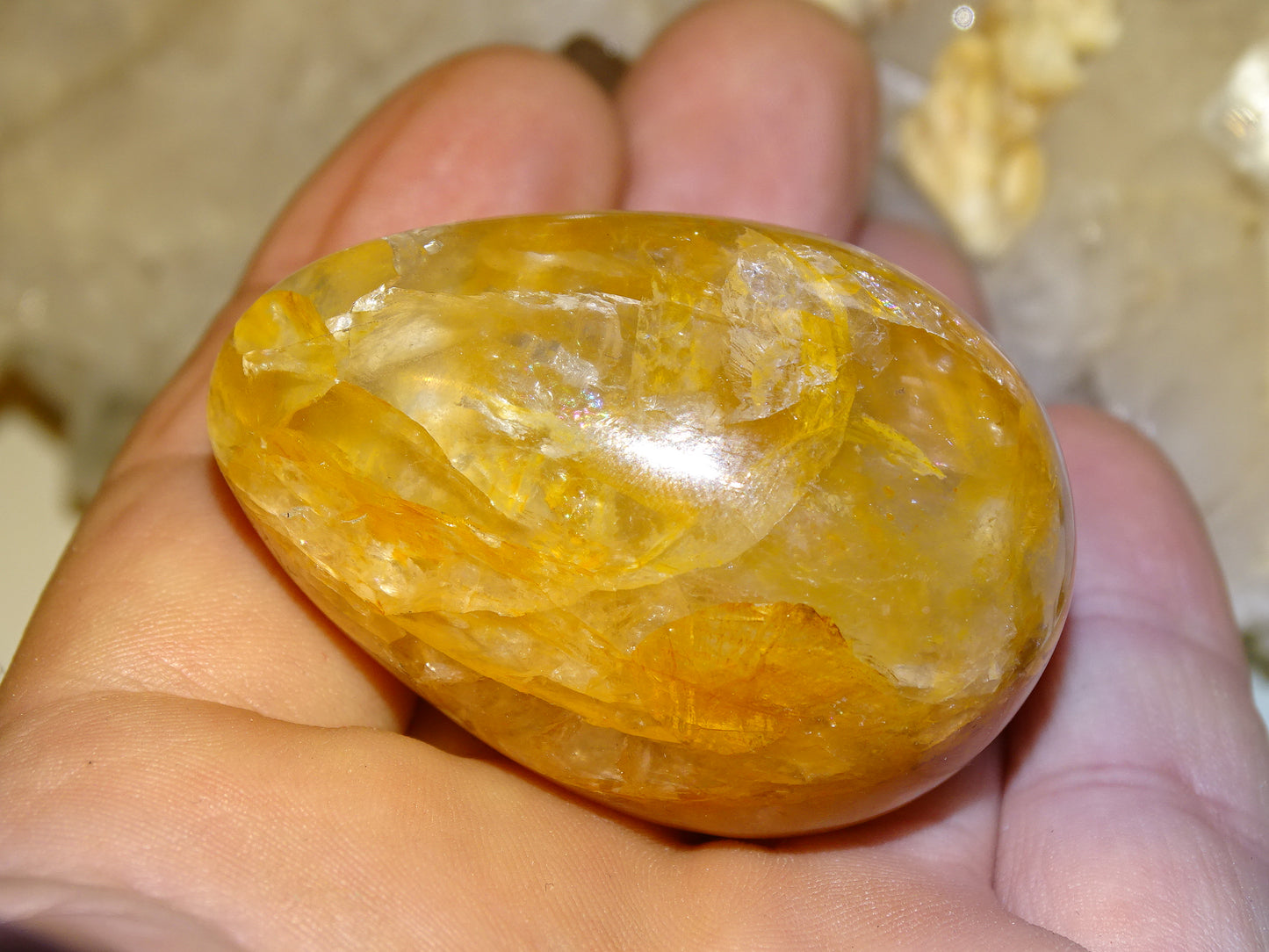 Oeuf en Calcite 'miel', de 52 millimètres de hauteur x 36 mm de diamètre, poids 87 grammes. Très belle qualité, parfait pour une collection !