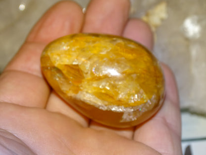 Oeuf en Calcite 'miel', de 52 millimètres de hauteur x 36 mm de diamètre, poids 87 grammes. Très belle qualité, parfait pour une collection !