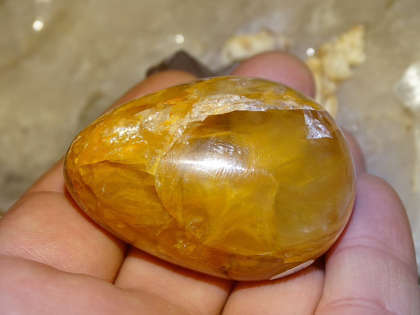 Oeuf en Calcite 'miel', de 52 millimètres de hauteur x 36 mm de diamètre, poids 87 grammes. Très belle qualité, parfait pour une collection !