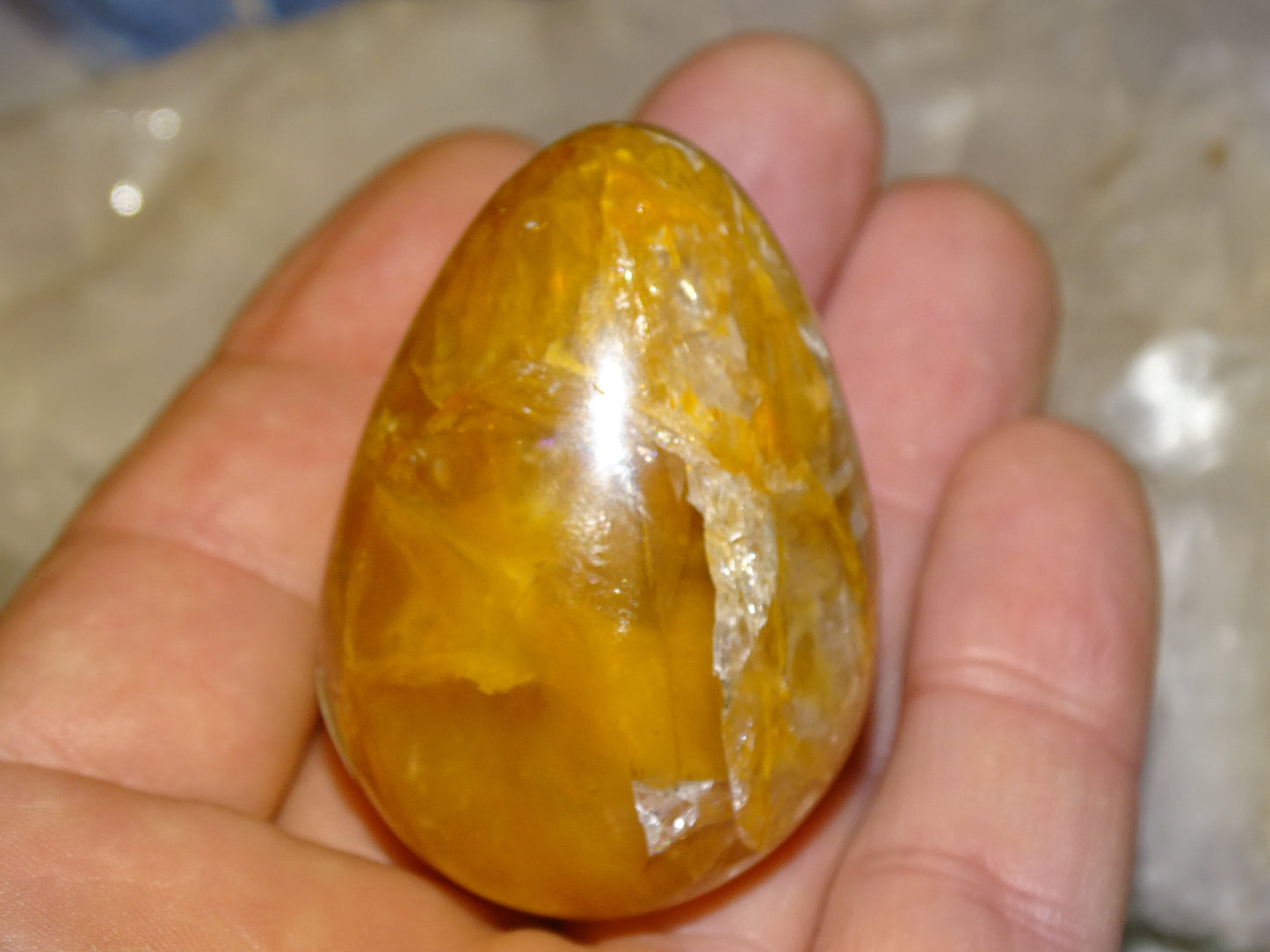 Oeuf en Calcite 'miel', de 52 millimètres de hauteur x 36 mm de diamètre, poids 87 grammes. Très belle qualité, parfait pour une collection !