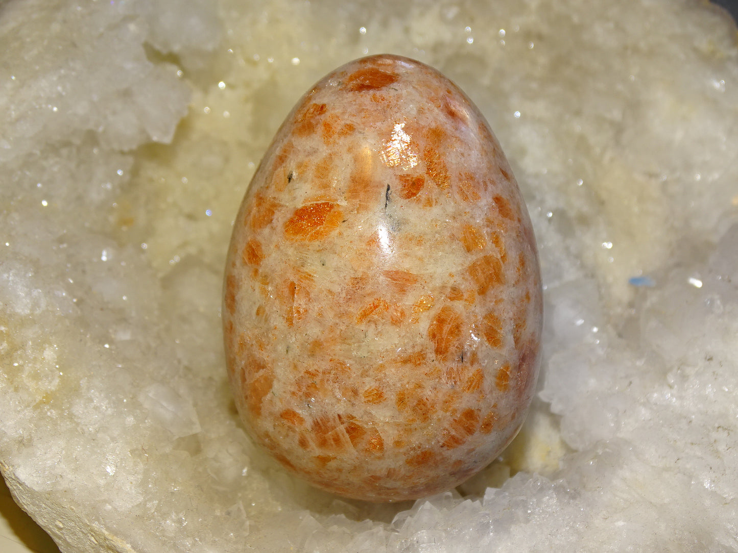 Oeuf en pierre du soleil, 2 tailles au choix de 38 et 65 millimètres de hauteur x 32 et 48 millimètres de diamètre, poids 63 et 197 grammes. Très belle qualité, parfait pour une collection !