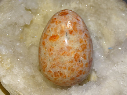 Oeuf en pierre du soleil, 2 tailles au choix de 38 et 65 millimètres de hauteur x 32 et 48 millimètres de diamètre, poids 63 et 197 grammes. Très belle qualité, parfait pour une collection !