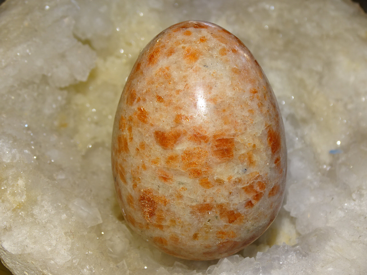 Oeuf en pierre du soleil, 2 tailles au choix de 38 et 65 millimètres de hauteur x 32 et 48 millimètres de diamètre, poids 63 et 197 grammes. Très belle qualité, parfait pour une collection !