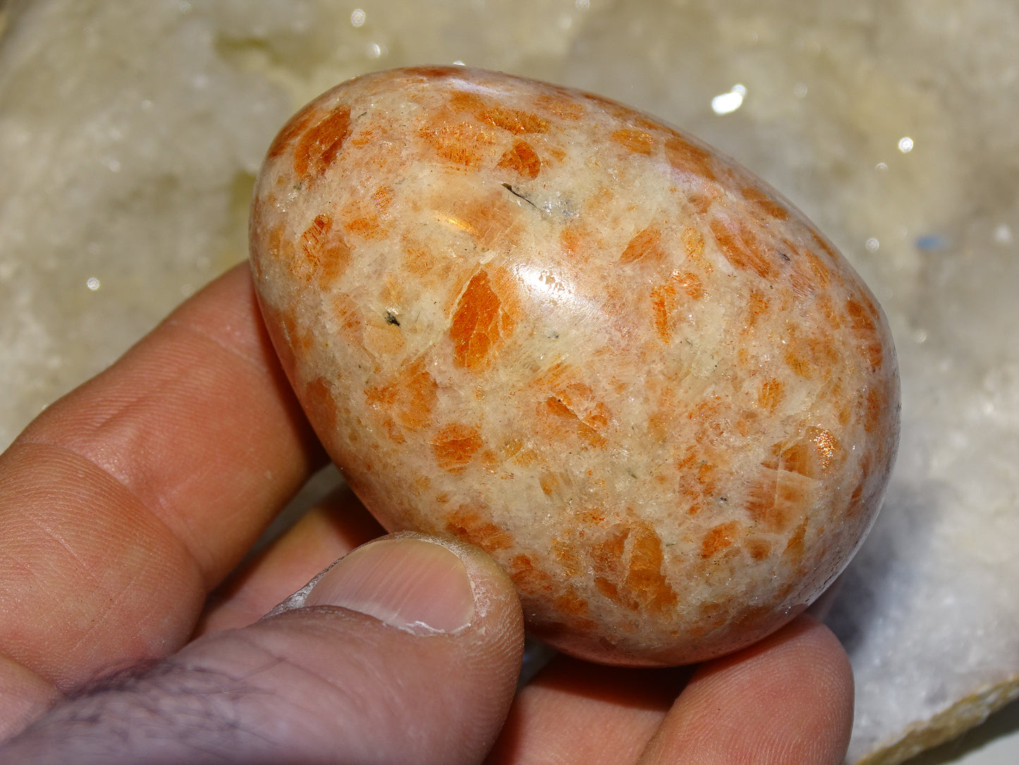 Oeuf en pierre du soleil, 2 tailles au choix de 38 et 65 millimètres de hauteur x 32 et 48 millimètres de diamètre, poids 63 et 197 grammes. Très belle qualité, parfait pour une collection !