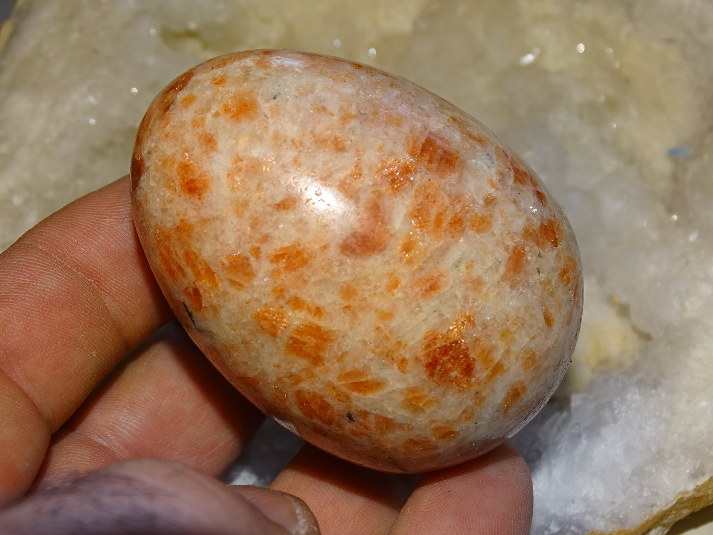Oeuf en pierre du soleil, 2 tailles au choix de 38 et 65 millimètres de hauteur x 32 et 48 millimètres de diamètre, poids 63 et 197 grammes. Très belle qualité, parfait pour une collection !
