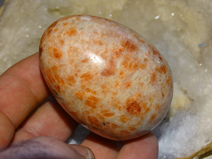 Oeuf en pierre du soleil, 2 tailles au choix de 38 et 65 millimètres de hauteur x 32 et 48 millimètres de diamètre, poids 63 et 197 grammes. Très belle qualité, parfait pour une collection !
