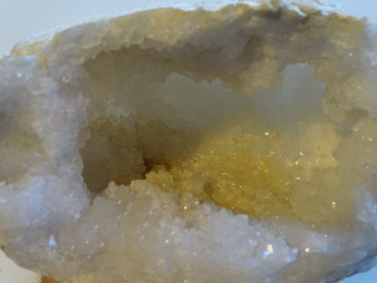 Géode en quartz/ Cristal de roche naturel de 20x14x12 centimètres - 2 106 grammes. Magnifique spécimen trés bien formé !
