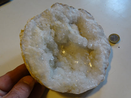 Géode en quartz/ Cristal de roche naturel de 17x17x9 centimètres - 1 610 grammes. Magnifique pièce presque ronde !