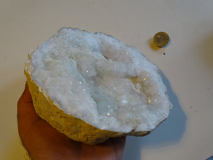 Géode en quartz/ Cristal de roche naturel de 17x17x9 centimètres - 1 610 grammes. Magnifique pièce presque ronde !
