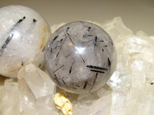Sphères de Cristal/ Quartz avec inclusions de tourmaline noire, de 46 et 52 millimètres - 136 et 196 grammes. une pierre surprenante !
