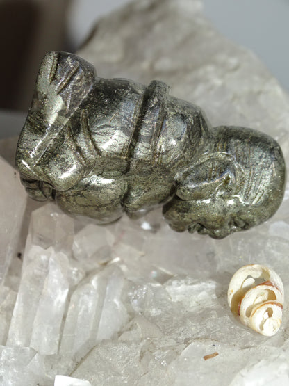 Bouddha Rieur en pyrite, fait main, taille de 50 millimètres de hauteur x 45 x 26 - très belle petite pièce d'une pierre quasi indestructible !