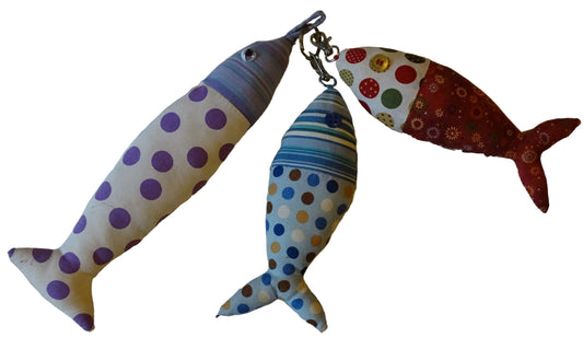 Jolis petits poissons de 17, 18 ou 24 cm, '100 % fait main'. Demandez nous un format sur mesure suivant vos besoins !