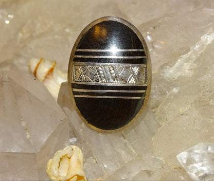 Bague en Argent faite au Niger (Touareg), avec incrustation de corne animale et de métal avec gravure (Argent 0.925) ! Très belle réalisation !