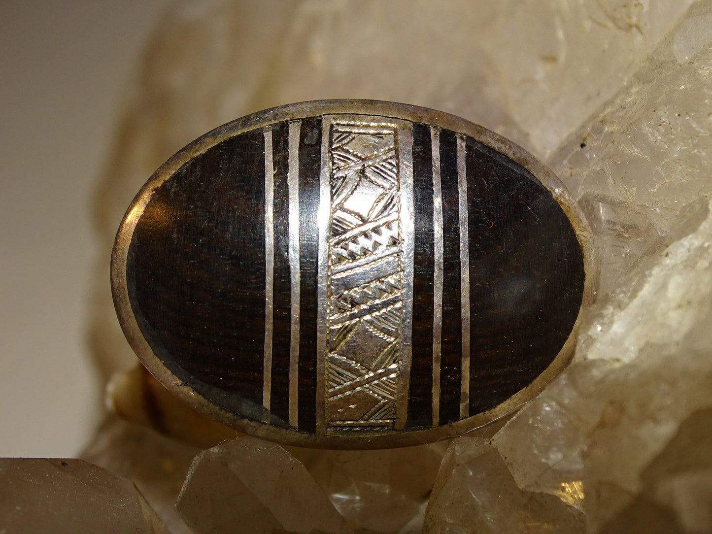 Bague en Argent faite au Niger (Touareg), avec incrustation de corne animale et de métal avec gravure (Argent 0.925) ! Très belle réalisation !