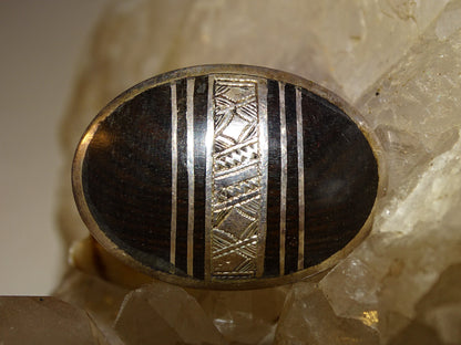 Bague en Argent faite au Niger (Touareg), avec incrustation de corne animale et de métal avec gravure (Argent 0.925) ! Très belle réalisation !