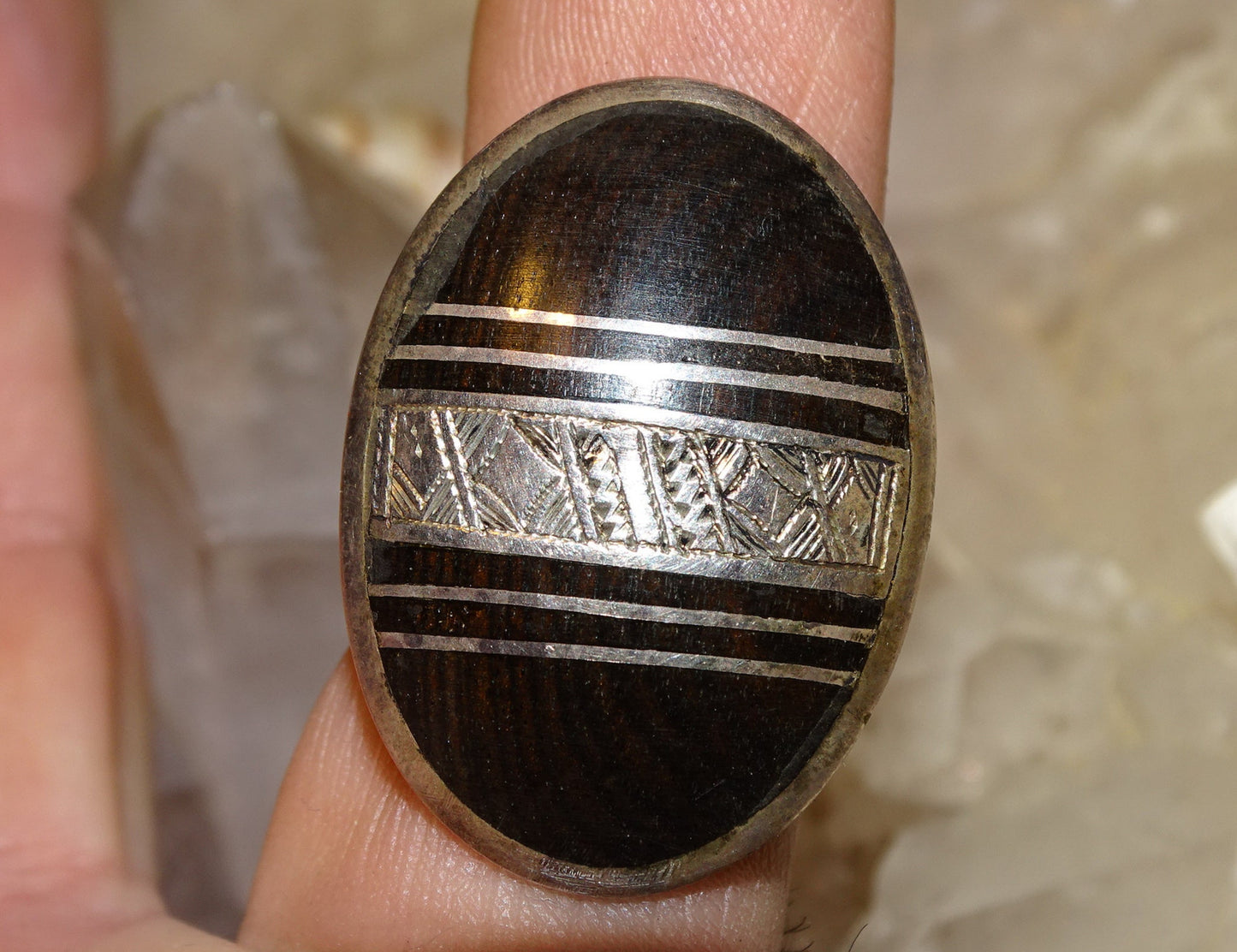 Bague en Argent faite au Niger (Touareg), avec incrustation de corne animale et de métal avec gravure (Argent 0.925) ! Très belle réalisation !