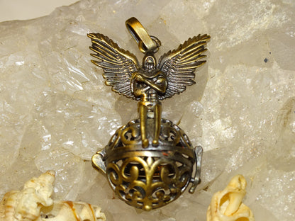 Pendentif/ Cage à pierre, peut servir de Bolas (pendentif de grossesse) ou pour perle de lave pour huile essentielle ! 2 centimètres de diamètre. Fait en laiton ! Vendu avec une perle de lave de 10mm !