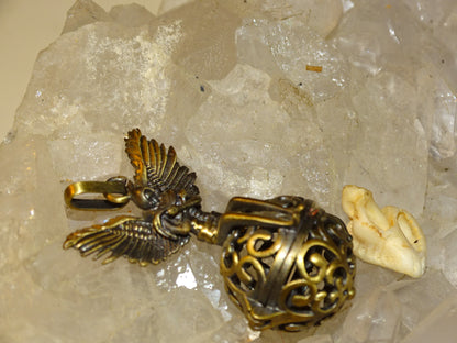 Pendentif/ Cage à pierre, peut servir de Bolas (pendentif de grossesse) ou pour perle de lave pour huile essentielle ! 2 centimètres de diamètre. Fait en laiton ! Vendu avec une perle de lave de 10mm !