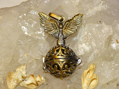 Pendentif/ Cage à pierre, peut servir de Bolas (pendentif de grossesse) ou pour perle de lave pour huile essentielle ! 2 centimètres de diamètre. Fait en laiton ! Vendu avec une perle de lave de 10mm !