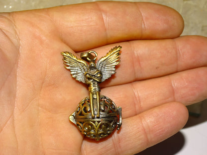 Pendentif/ Cage à pierre, peut servir de Bolas (pendentif de grossesse) ou pour perle de lave pour huile essentielle ! 2 centimètres de diamètre. Fait en laiton ! Vendu avec une perle de lave de 10mm !