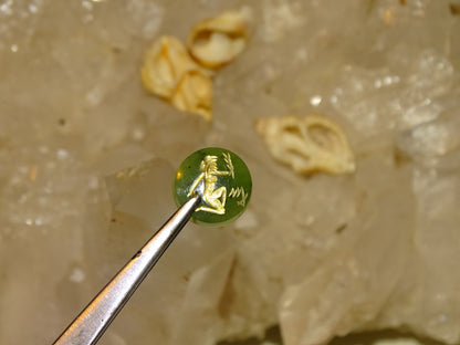 Jade impérial, set de 12 cabochons de formes rondes en pierres avec gravures des signes astrologiques à l'Or fin. Parfait pour la création de bagues ou collection... De 12 x 3 millimètres d'épaisseur !