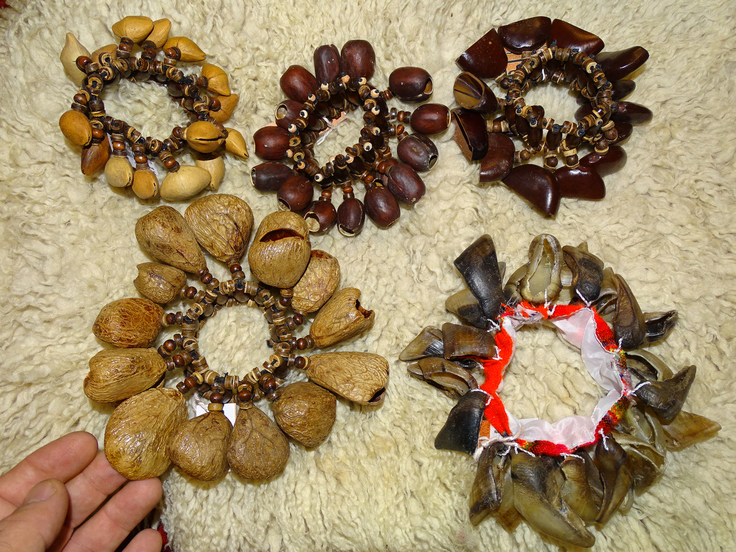 Sélection de bracelets de danses en graines, modèles au choix, fabrication artisanale, parfait pour l'accompagnement !