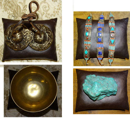 Set de 3 coussins de 11x7x4 cm environ, pour présentation de bijoux ou autres, 100 % fait main en simili cuir. Demandez nous un format sur mesure suivant vos besoins ! Vendu par 3 pièces !