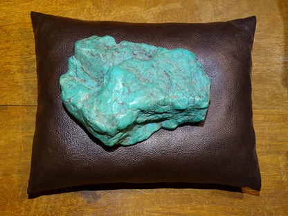 Set de 3 coussins de 11x7x4 cm environ, pour présentation de bijoux ou autres, 100 % fait main en simili cuir. Demandez nous un format sur mesure suivant vos besoins ! Vendu par 3 pièces !