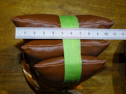 Set de 3 coussins de 11x7x4 cm environ, pour présentation de bijoux ou autres, 100 % fait main en simili cuir. Demandez nous un format sur mesure suivant vos besoins ! Vendu par 3 pièces !